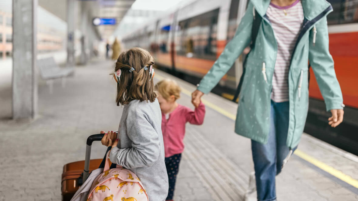 binaural streaming A young girl benefits from binaural hearing with bilateral SONNET 3 audio processors to safely navigate through a train station and follow her mother and younger sister.