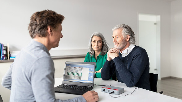 Cochlea-Implantat-Nutzer bei einer Untersuchung beim Audiologen