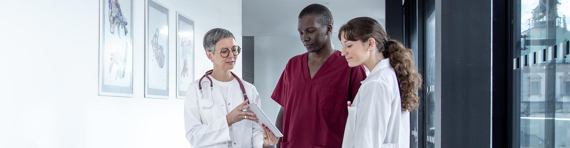 Ärzte und Pflegekräfte besprechen sich im Krankenhaus