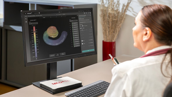 Ärztin arbeitet mit dem digitalen Planungstool OTOPLAN