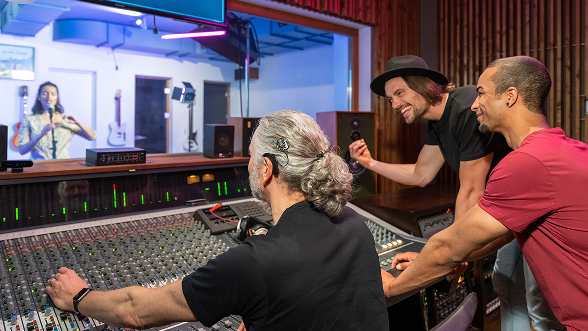 3 Männer arbeiten in einem Tonstudio