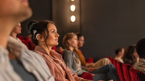 CI Nutzerin sieht sich einen Film im Kino an